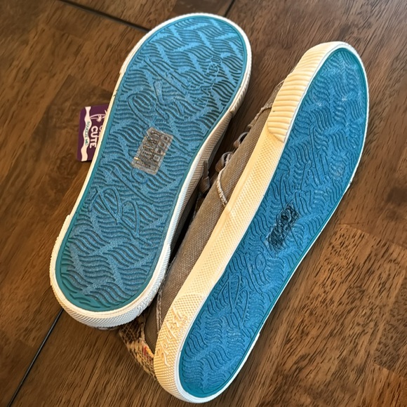 Shoes - Picture 7 of 8